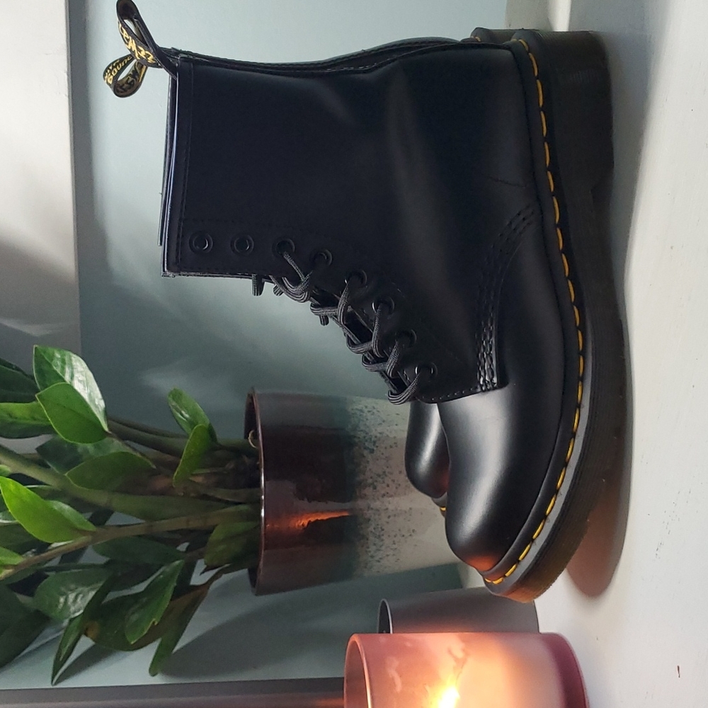 Dr. Doc Martens Matte Smooth Black leather boots 🖤 11821 -1460 style, like new!